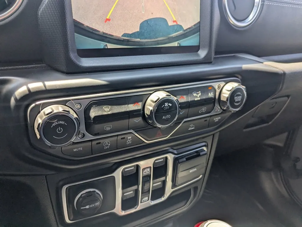 2022 Jeep Wrangler Unlimited Sahara thumbnail 18