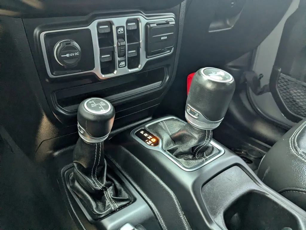 2022 Jeep Wrangler Unlimited Sahara thumbnail 19