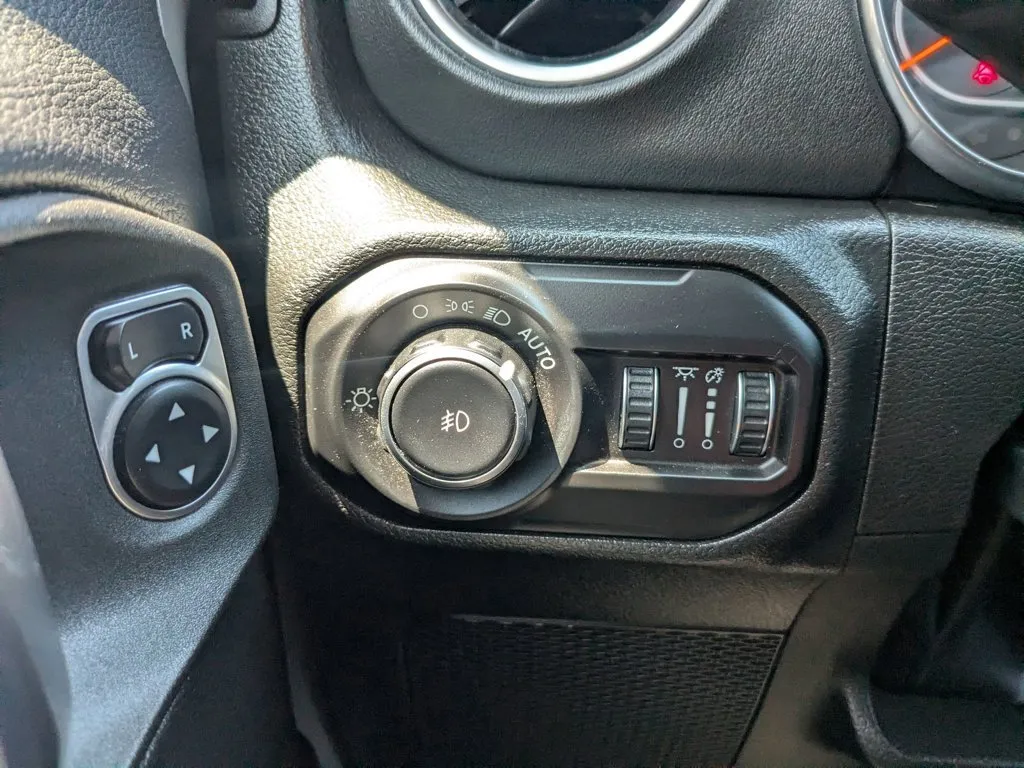 2022 Jeep Wrangler Unlimited Sahara thumbnail 21