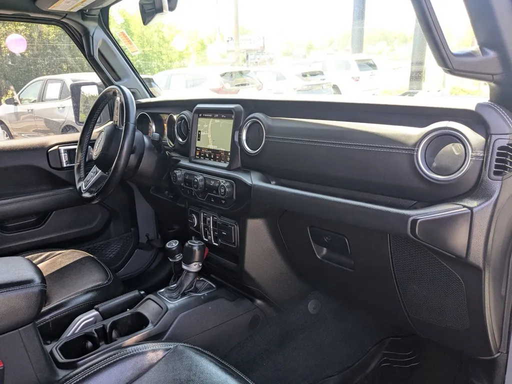 2022 Jeep Wrangler Unlimited Sahara thumbnail 28