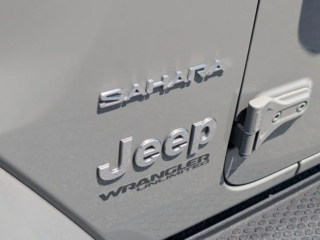 2022 Jeep Wrangler Unlimited Sahara thumbnail 29