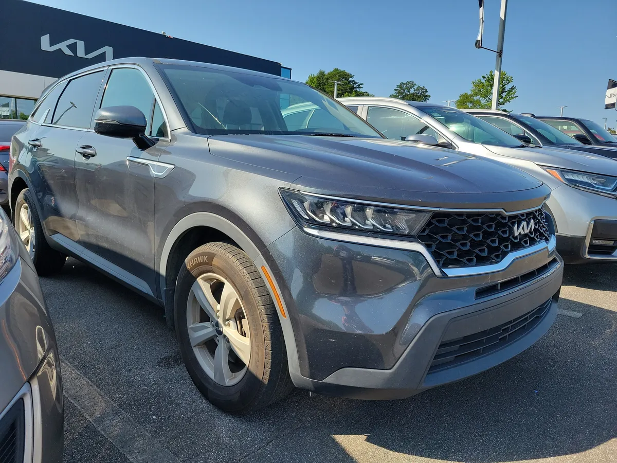 2022 Kia Sorento LX thumbnail 3