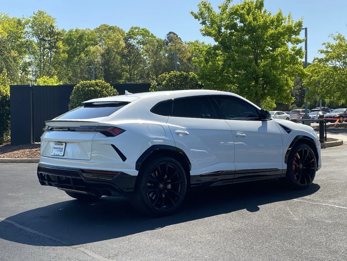 2022 Lamborghini Urus thumbnail 2