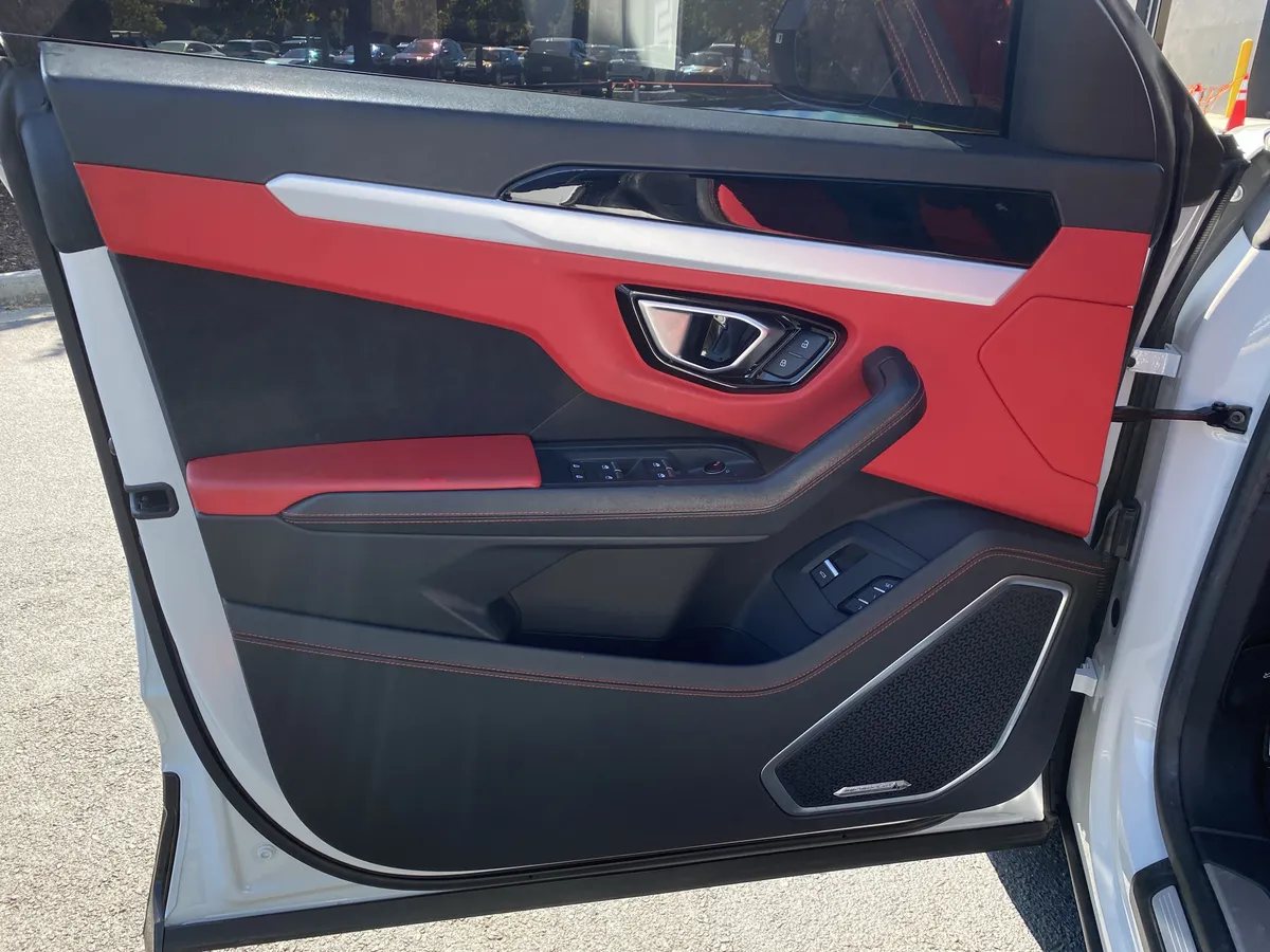 2022 Lamborghini Urus thumbnail 24