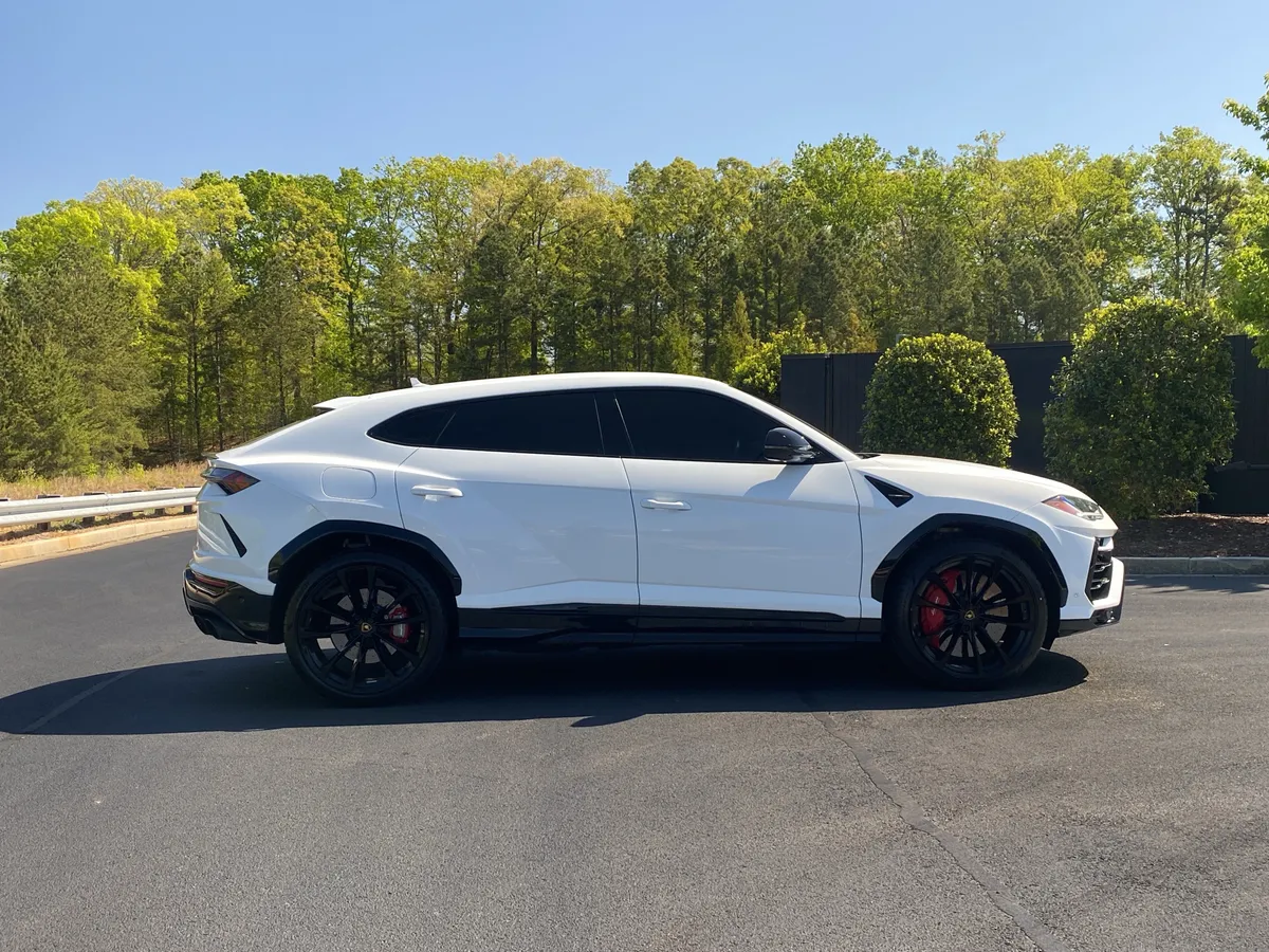 2022 Lamborghini Urus thumbnail 4