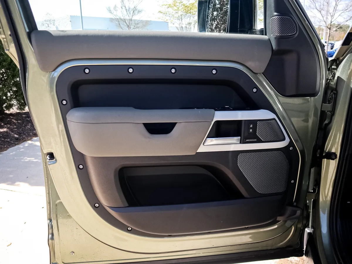 2022 Land Rover Defender S thumbnail 13