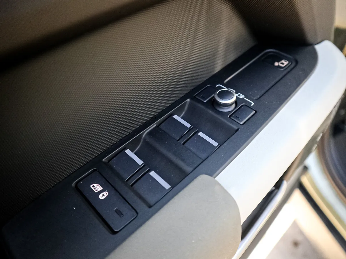 2022 Land Rover Defender S thumbnail 14