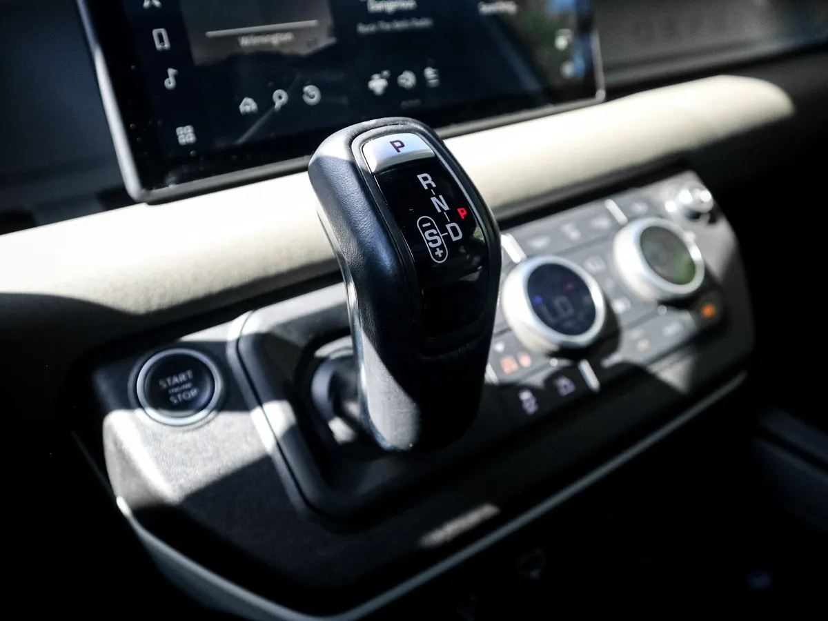 2022 Land Rover Defender S thumbnail 25