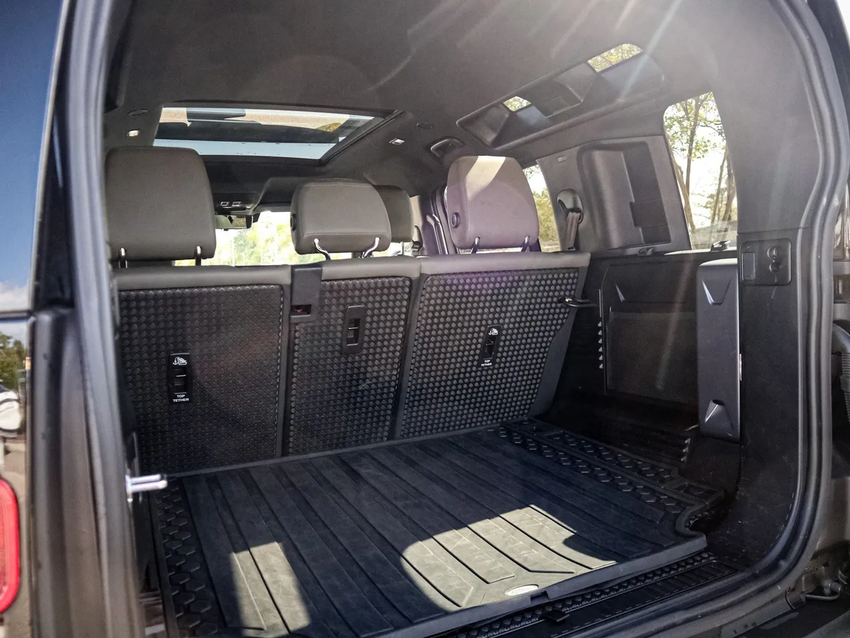 2022 Land Rover Defender S thumbnail 31