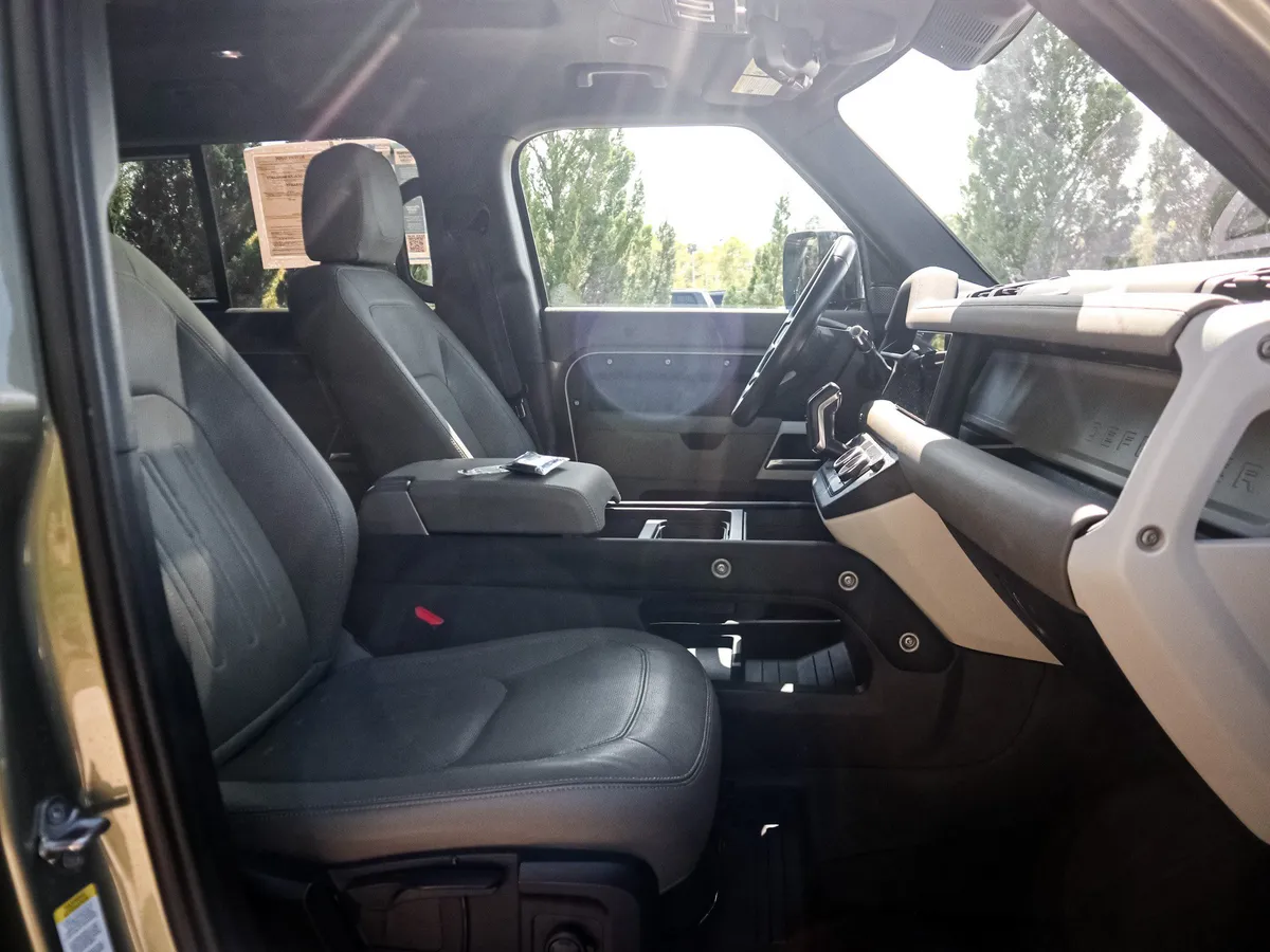 2022 Land Rover Defender S thumbnail 32