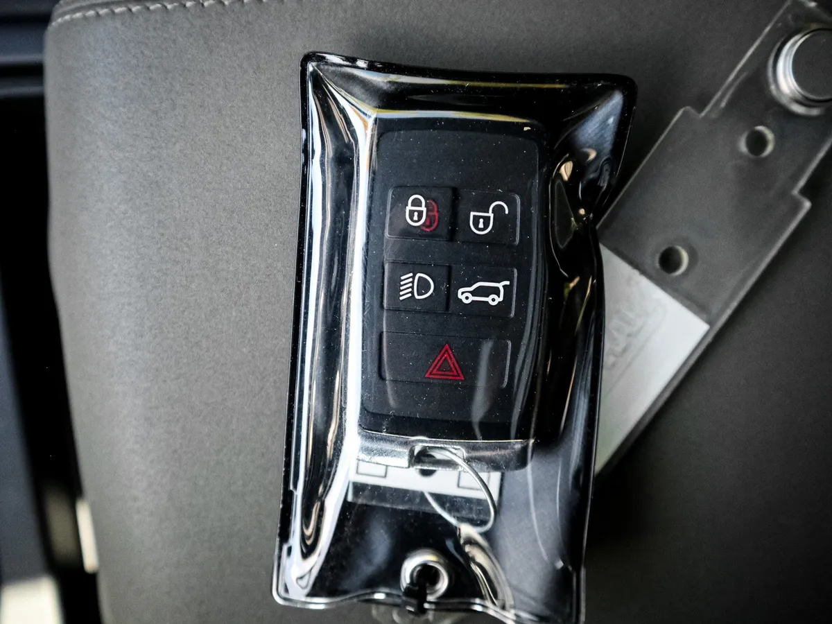 2022 Land Rover Defender S thumbnail 35