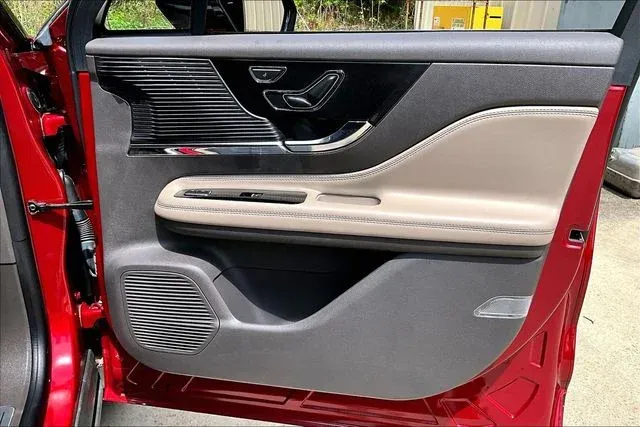 2022 Lincoln Corsair Standard thumbnail 25