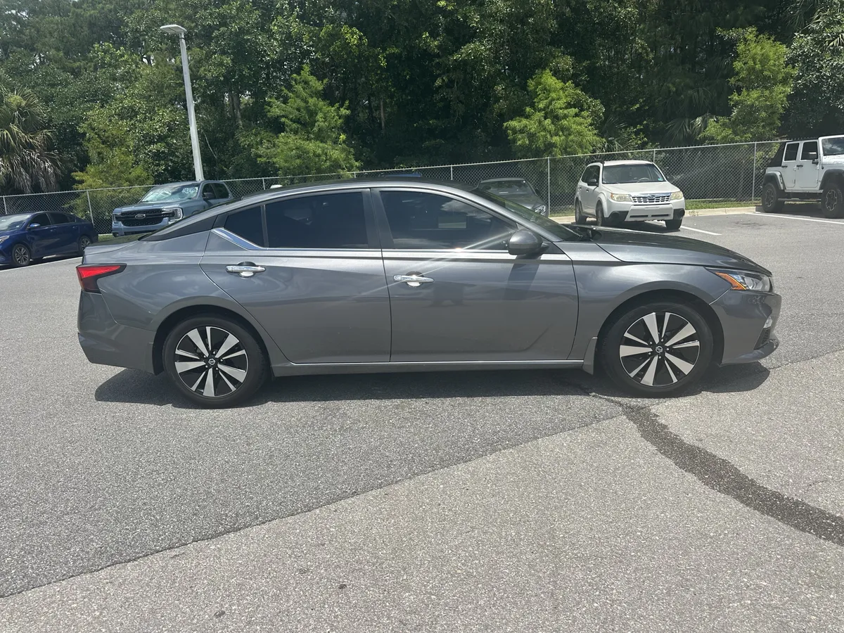 2022 Nissan Altima 2.5 SV thumbnail 10