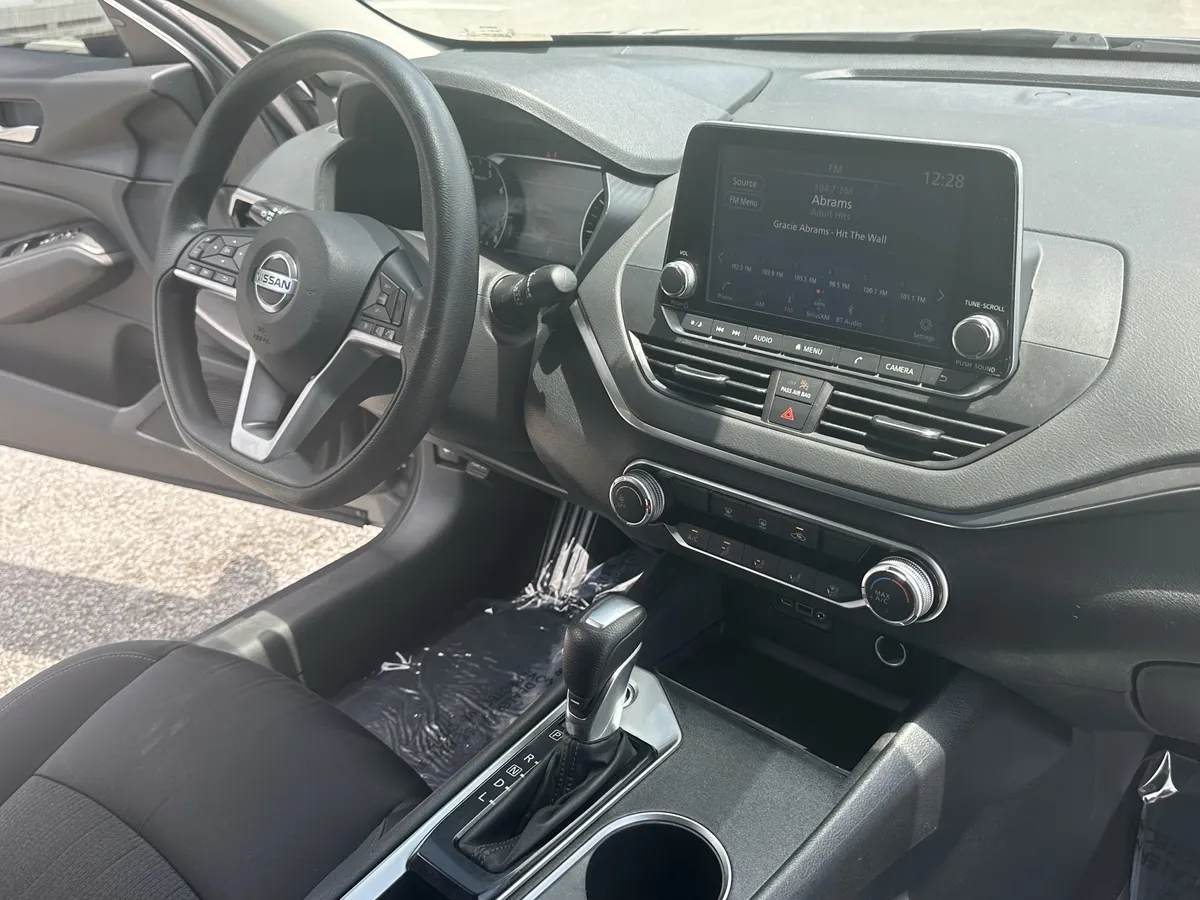 2022 Nissan Altima 2.5 SV thumbnail 16