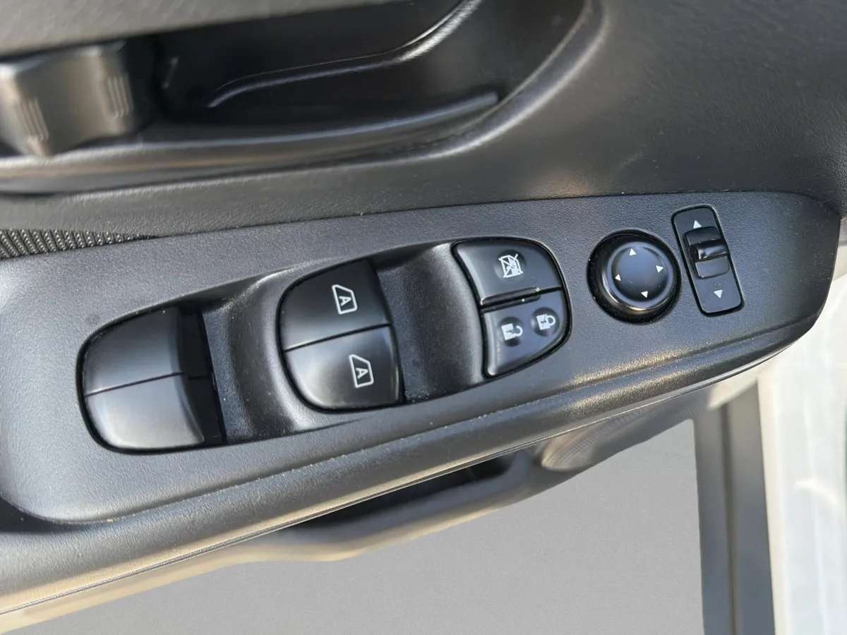 2022 Nissan Kicks S thumbnail 16