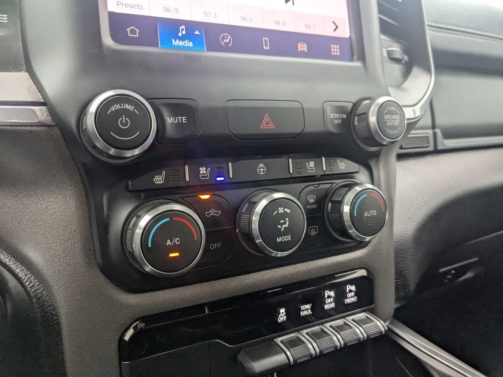 2022 Ram 1500 Laramie thumbnail 17
