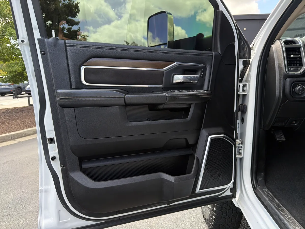 2022 Ram 3500 Laramie thumbnail 23