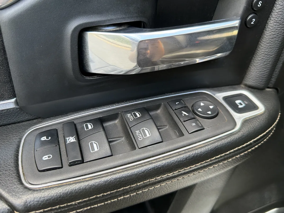 2022 Ram 3500 Laramie thumbnail 25
