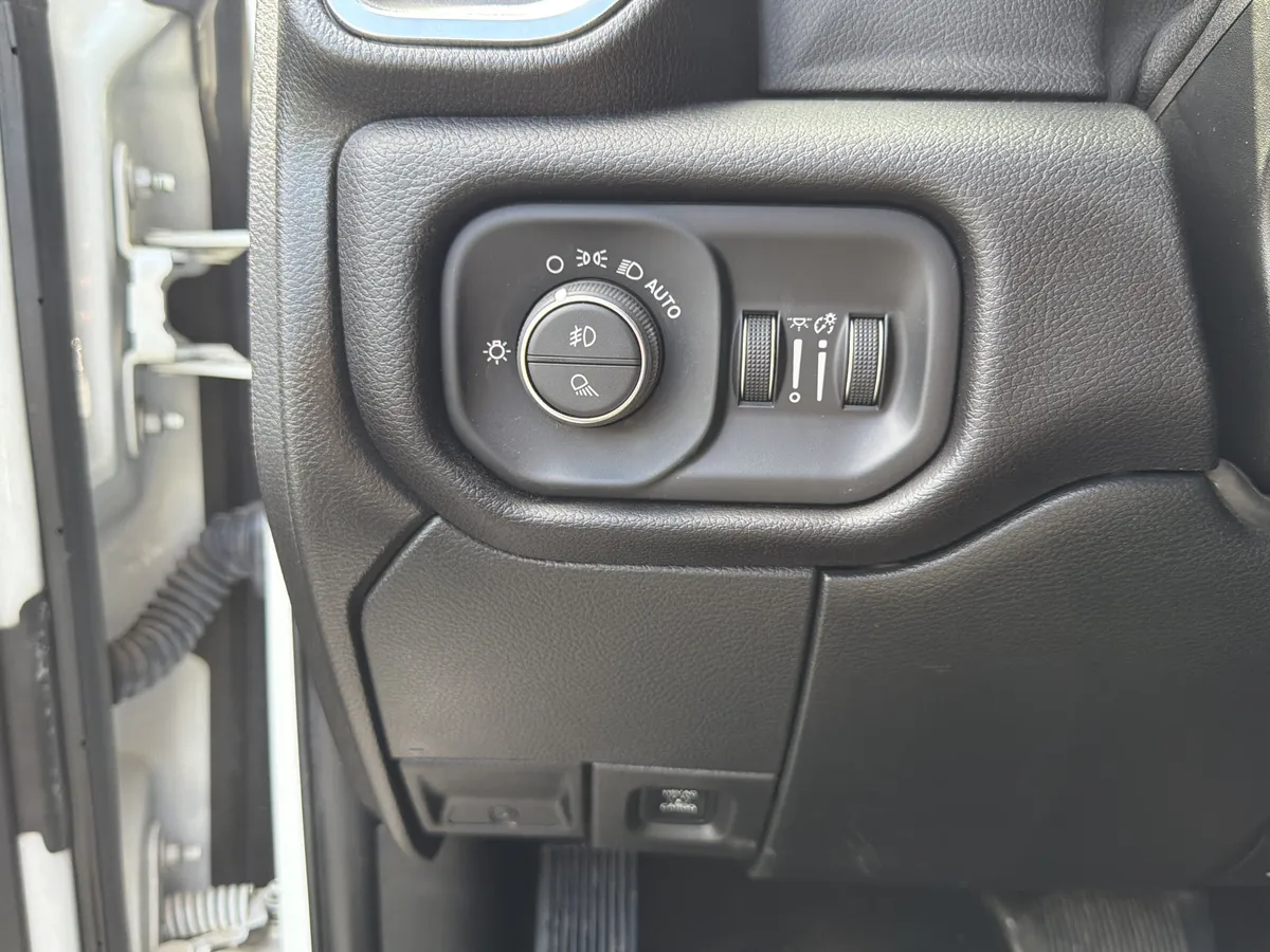 2022 Ram 3500 Laramie thumbnail 27