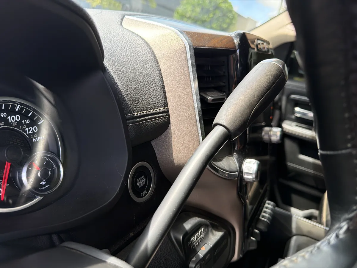 2022 Ram 3500 Laramie thumbnail 31