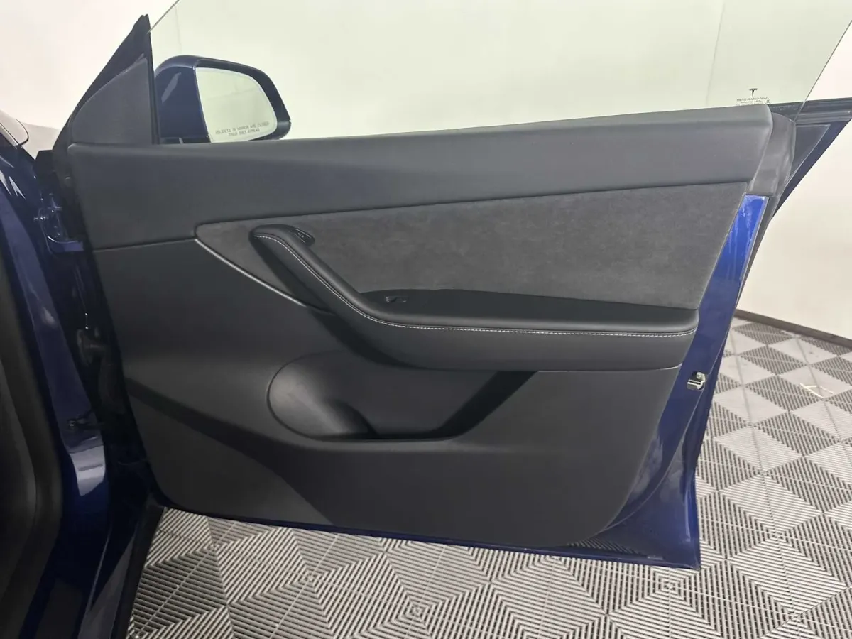 2022 Tesla Model Y Long Range thumbnail 17