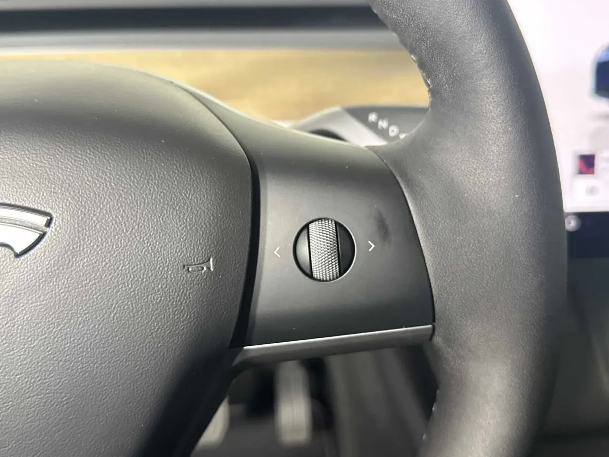 2022 Tesla Model Y Long Range thumbnail 27