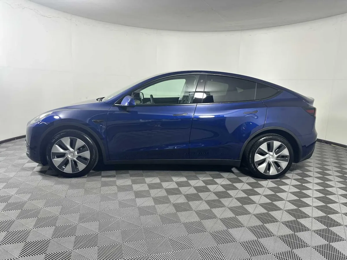 2022 Tesla Model Y Long Range thumbnail 4