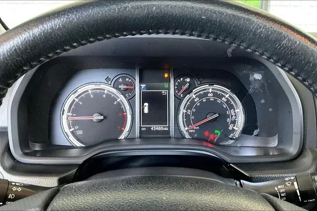 2022 Toyota 4Runner Limited thumbnail 12
