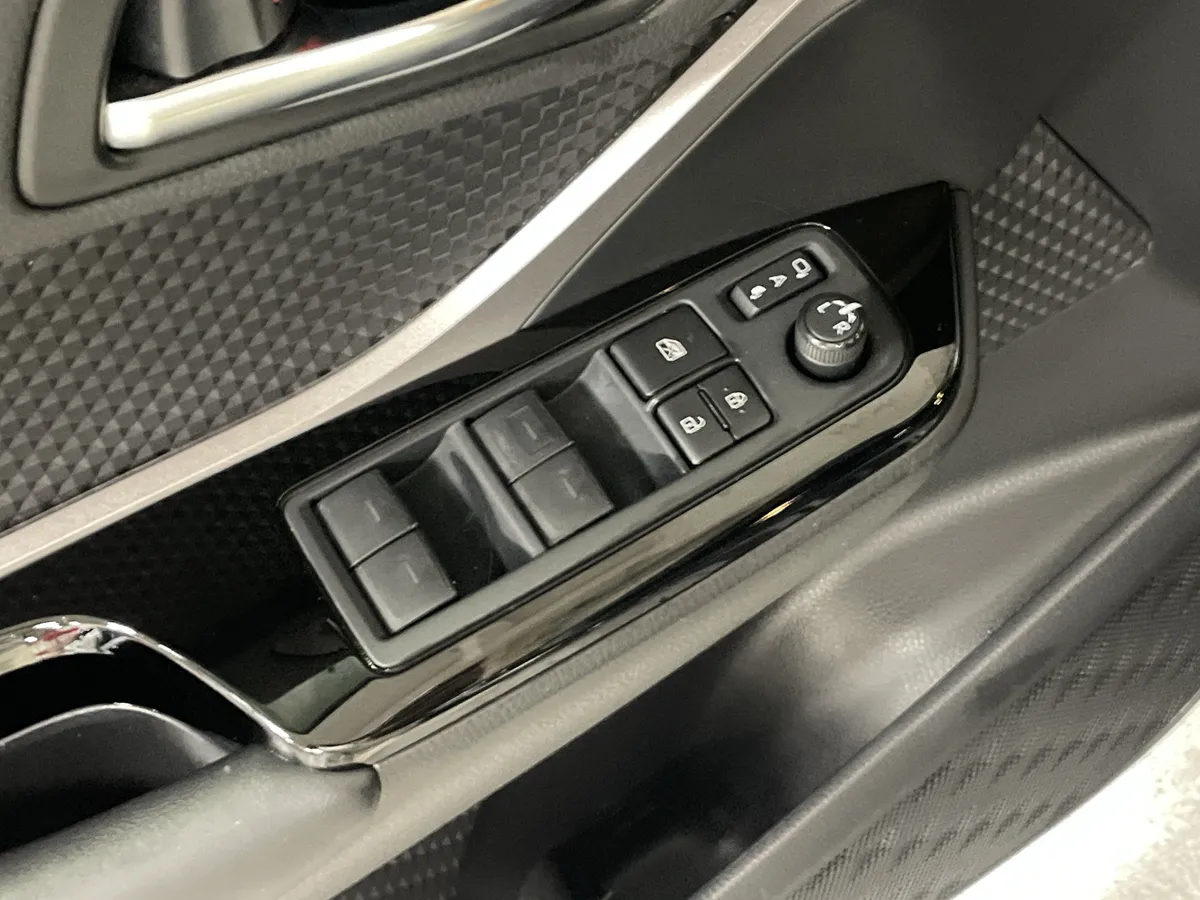 2022 Toyota C-HR Nightshade thumbnail 17