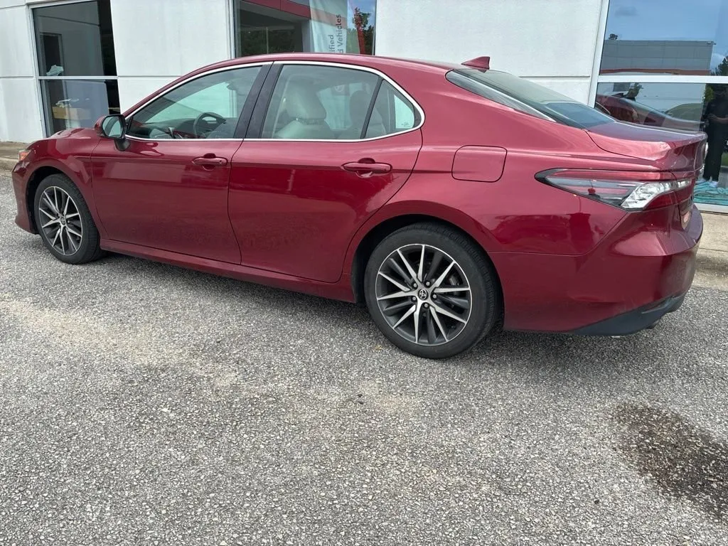 2022 Toyota Camry Hybrid XLE thumbnail 2
