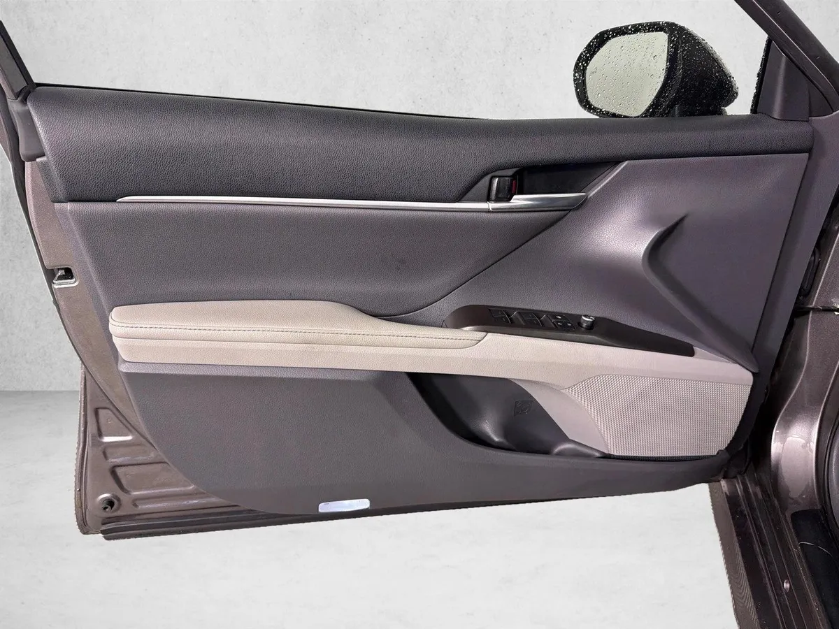 2022 Toyota Camry Hybrid XLE thumbnail 10