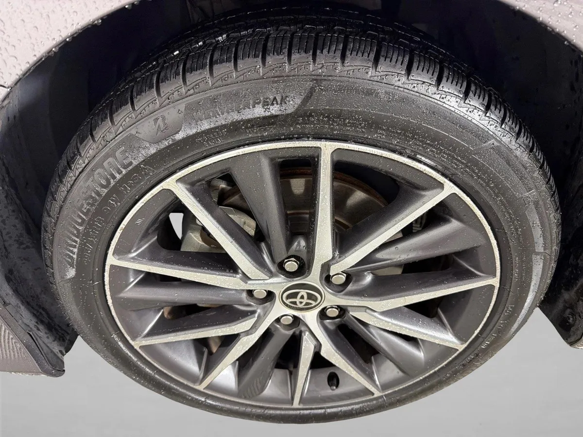 2022 Toyota Camry Hybrid XLE thumbnail 11