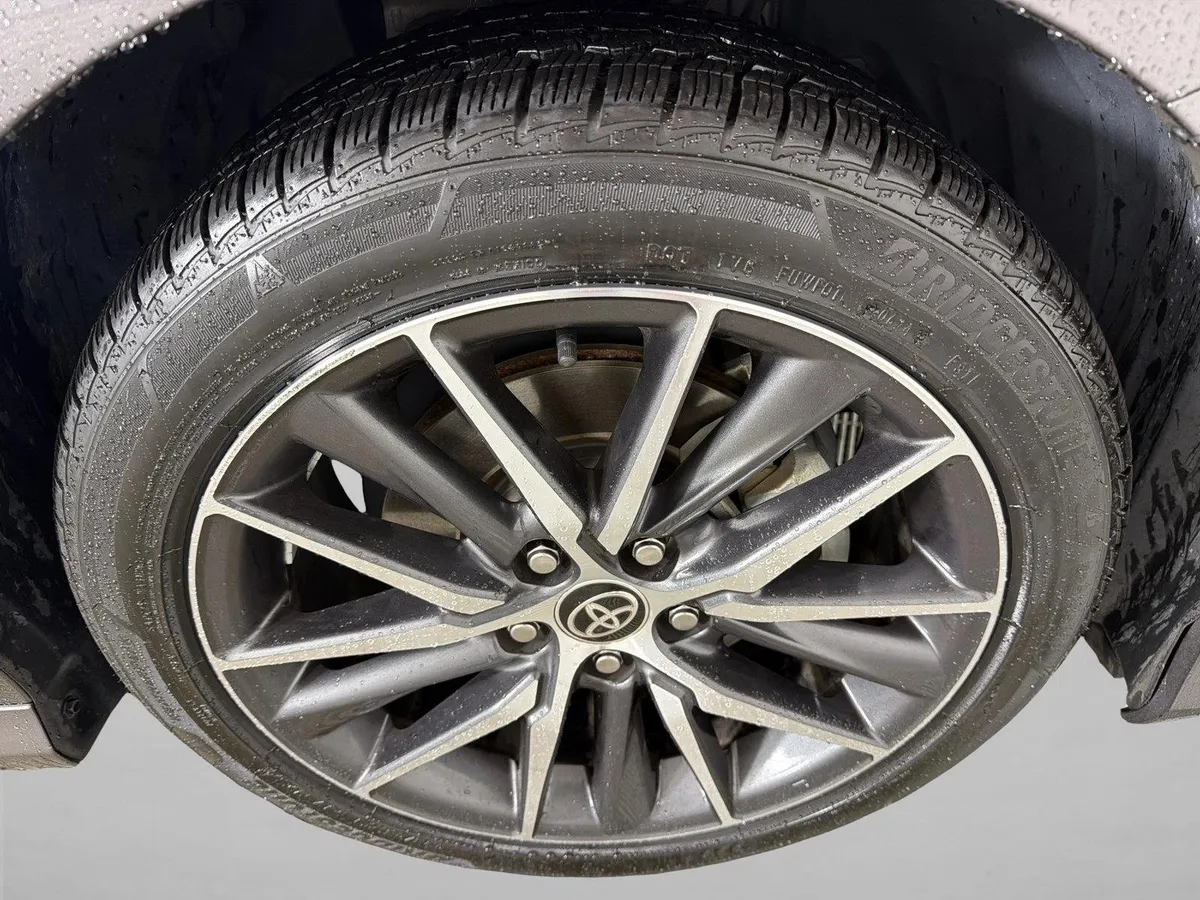 2022 Toyota Camry Hybrid XLE thumbnail 12
