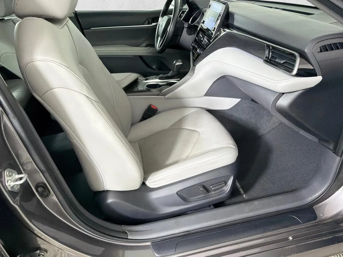 2022 Toyota Camry Hybrid XLE thumbnail 13