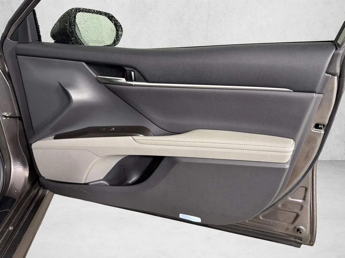 2022 Toyota Camry Hybrid XLE thumbnail 14