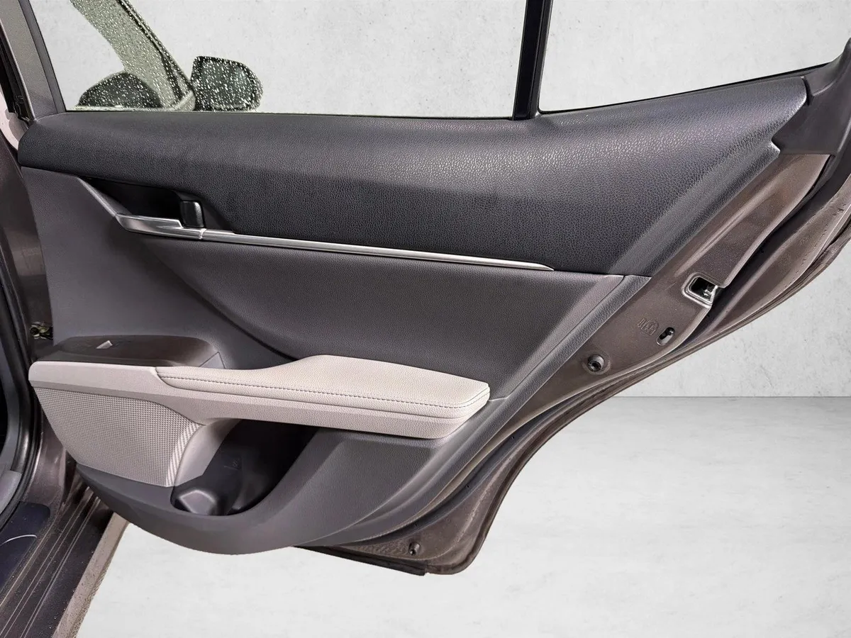 2022 Toyota Camry Hybrid XLE thumbnail 16