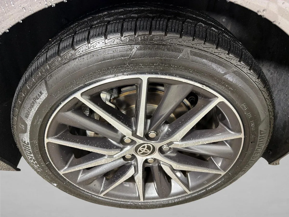 2022 Toyota Camry Hybrid XLE thumbnail 17