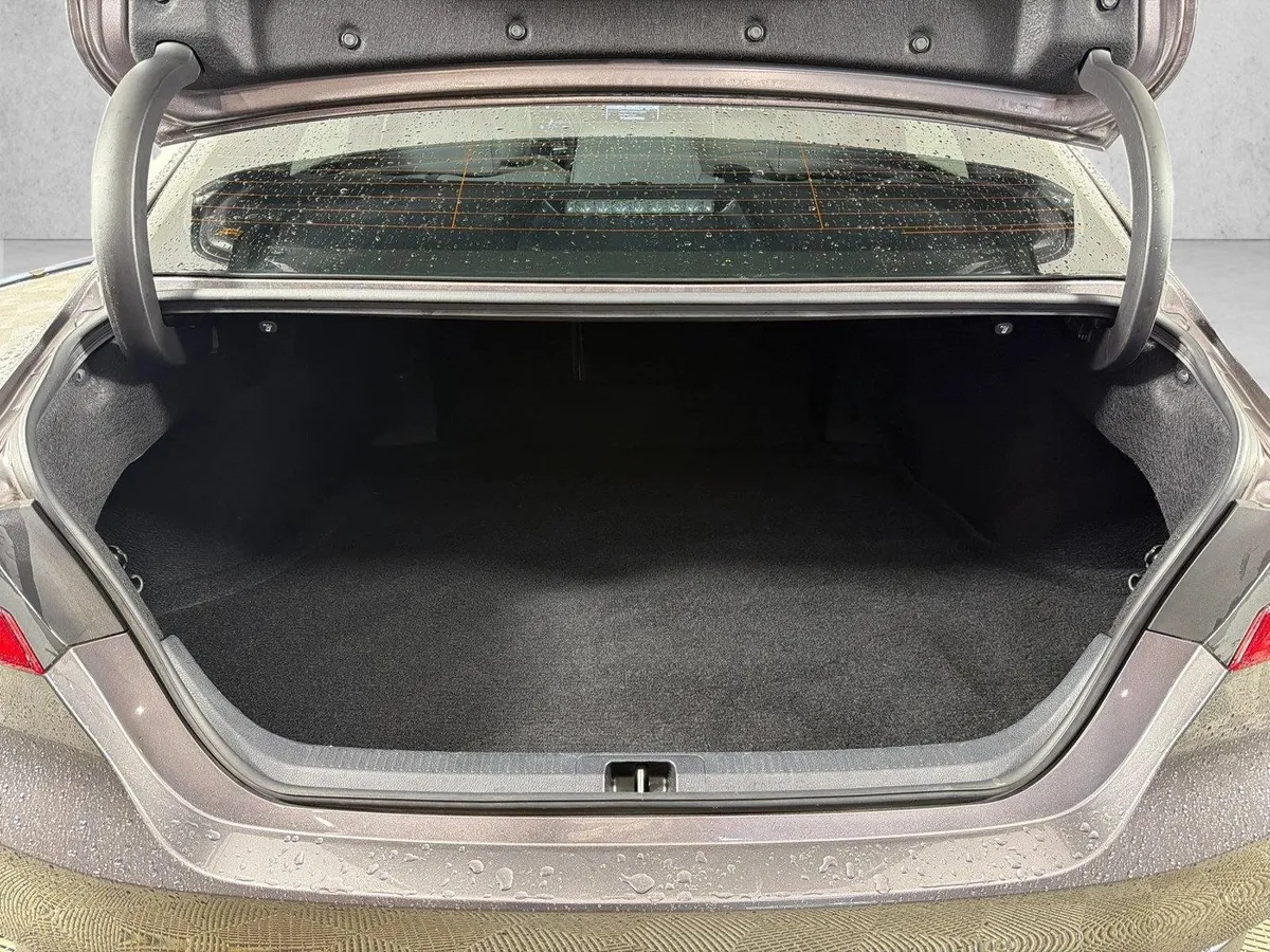 2022 Toyota Camry Hybrid XLE thumbnail 18