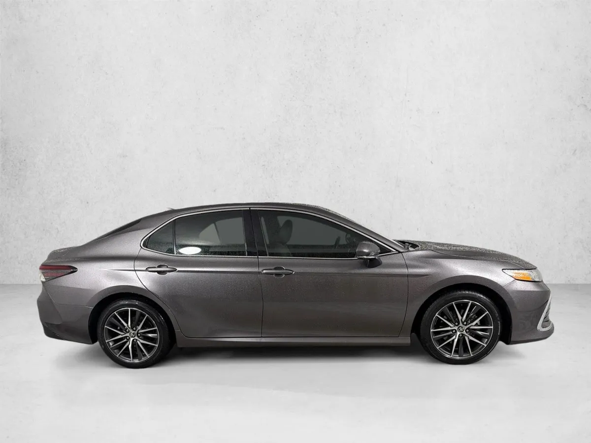 2022 Toyota Camry Hybrid XLE thumbnail 2