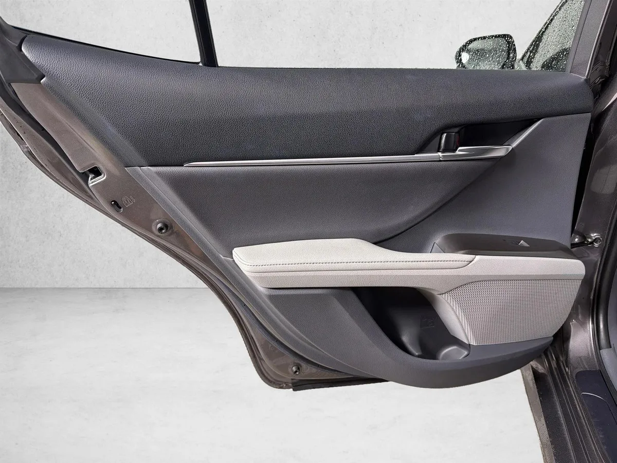 2022 Toyota Camry Hybrid XLE thumbnail 21