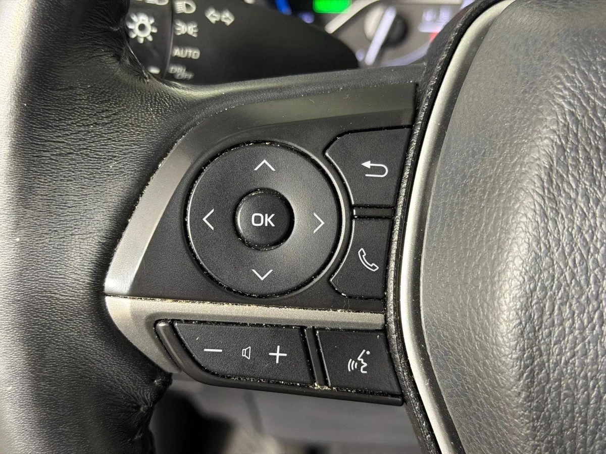 2022 Toyota Camry Hybrid XLE thumbnail 24