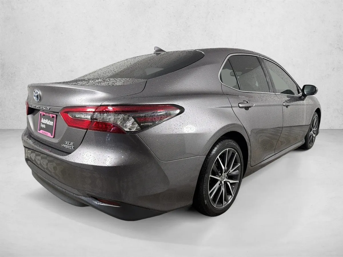 2022 Toyota Camry Hybrid XLE thumbnail 3