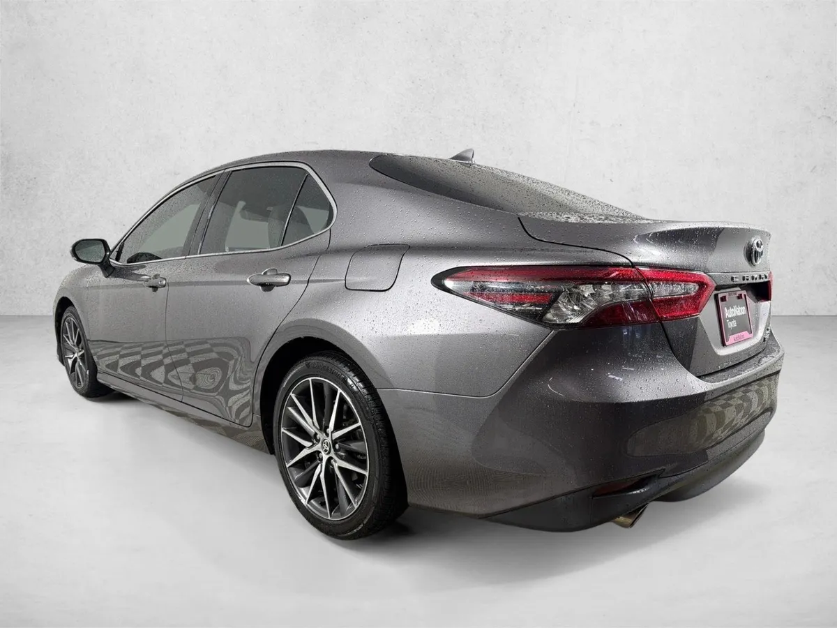 2022 Toyota Camry Hybrid XLE thumbnail 5
