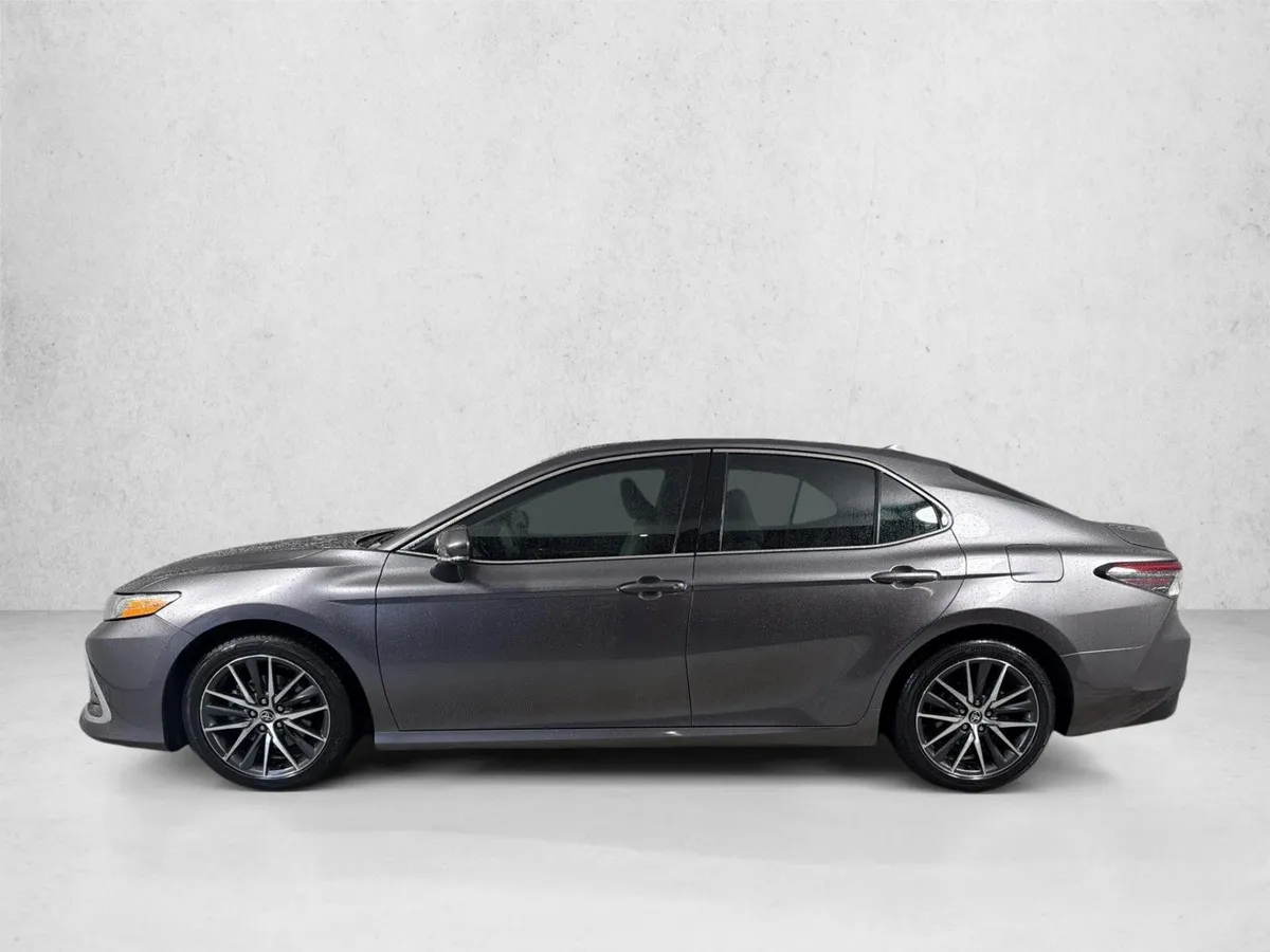 2022 Toyota Camry Hybrid XLE thumbnail 6