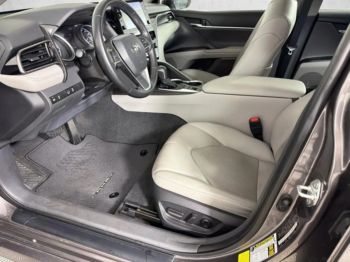 2022 Toyota Camry Hybrid XLE thumbnail 9
