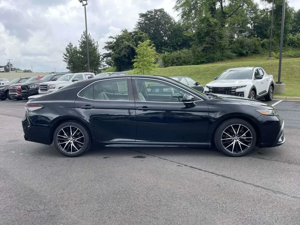 2022 Toyota Camry SE thumbnail 2