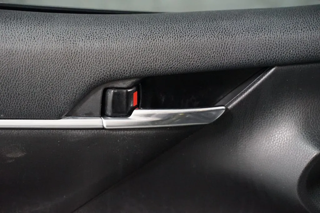2022 Toyota Camry SE thumbnail 30