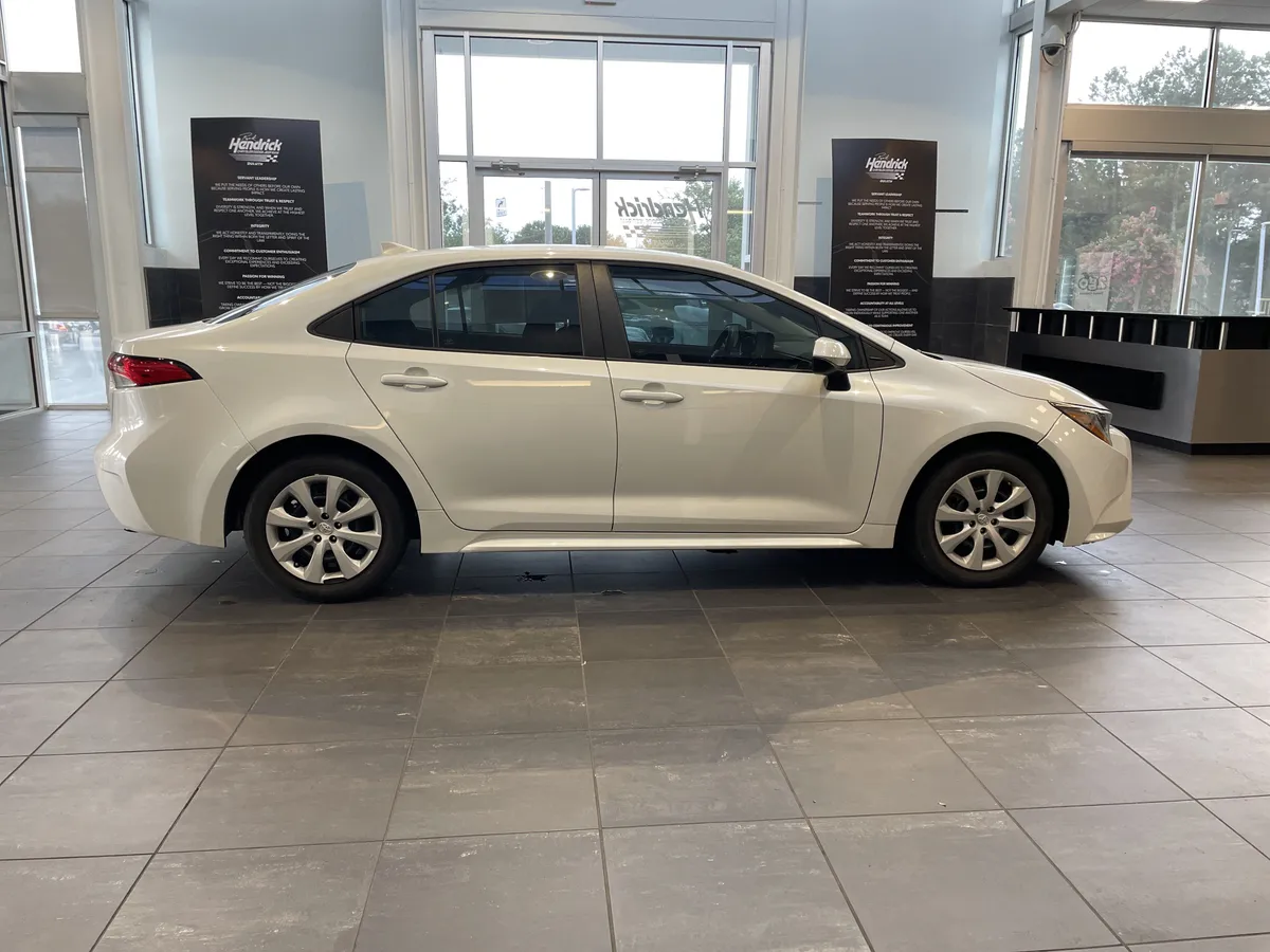 2022 Toyota Corolla LE thumbnail 10