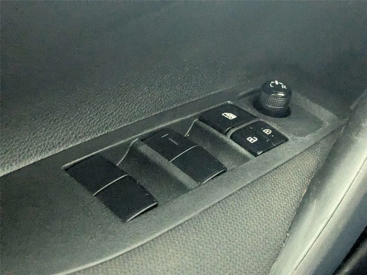 2022 Toyota Corolla LE thumbnail 13