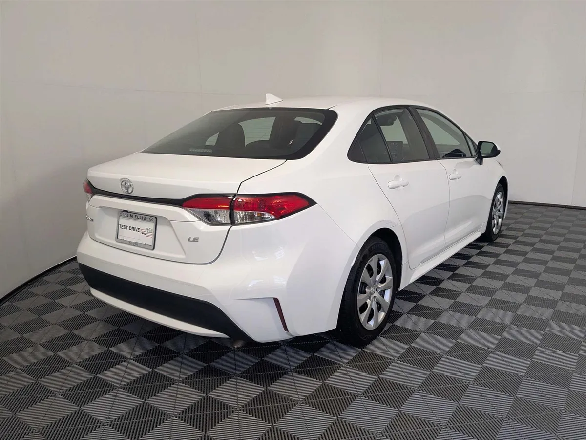 2022 Toyota Corolla LE thumbnail 5